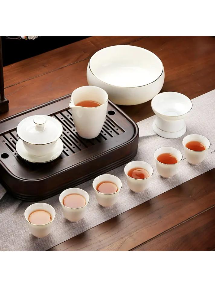 这套茶具真是太好用了!白瓷质感很好,手感也很舒适.泡茶时,茶